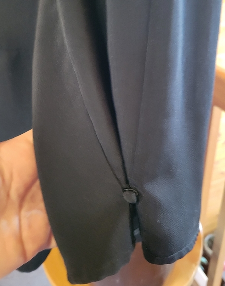 💰⏳️Sweet little black blouse with beautiful shape by Worthington size med - Picture 4 of 5